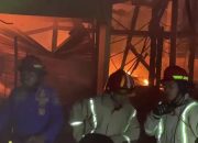 KEPALA DESA MOJODUWUR KECAMATAN MOJOWARNO, KECEWA TIDAK DIKUNJUNGI OLEH BUPATI JOMBANG SAAT KEBAKARAN 10 RUKO DILALAP SIJAGO MERAH DI PASAR KLIWON