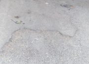 JALAN DI DUSUN LATEN RUSAK, TERPAKSA WARGA MEMPERBAIKI, KEPALA DESA REJOAGUNG DIDUGA MEMPERKAYA DIRI TIDAK TRANSPARAN TERHADAP DANA DESA