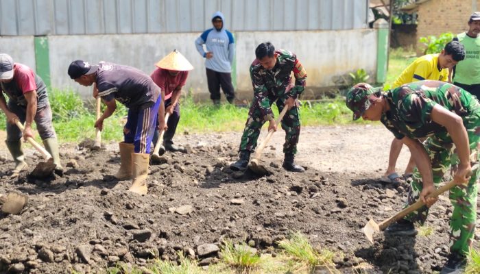 Gotong Royong TNI dan Warga Perbaiki Jalan Ramsai, Tingkatkan Akses dan Keselamatan