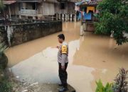 Bhabinkamtibmas Polsek Lubuk Batang Pantau. Kondisi Sungai Air Wall Naik Di Permukiman Warga