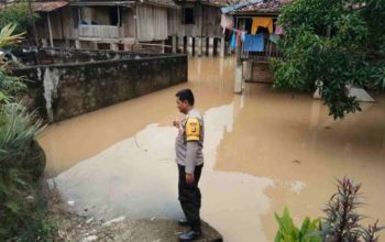 Bhabinkamtibmas Polsek Lubuk Batang Pantau. Kondisi Sungai Air Wall Naik Di Permukiman Warga
