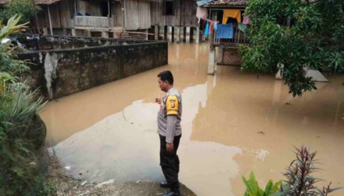 Bhabinkamtibmas Polsek Lubuk Batang Pantau. Kondisi Sungai Air Wall Naik Di Permukiman Warga