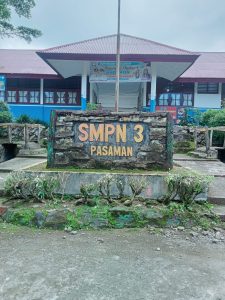 SUMATERA BARAT PASAMAN BARAT VIRAL SEORANG OKNUM GURU BAKAR ALAS KAKI MURID DEMI MENJAGA KEDISIPLINAN