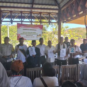 PROSES PENCABUTAN NOMOR URUT CALON KEPALA DESA GORONTALO BERNUANSA KEKELUARGAAN